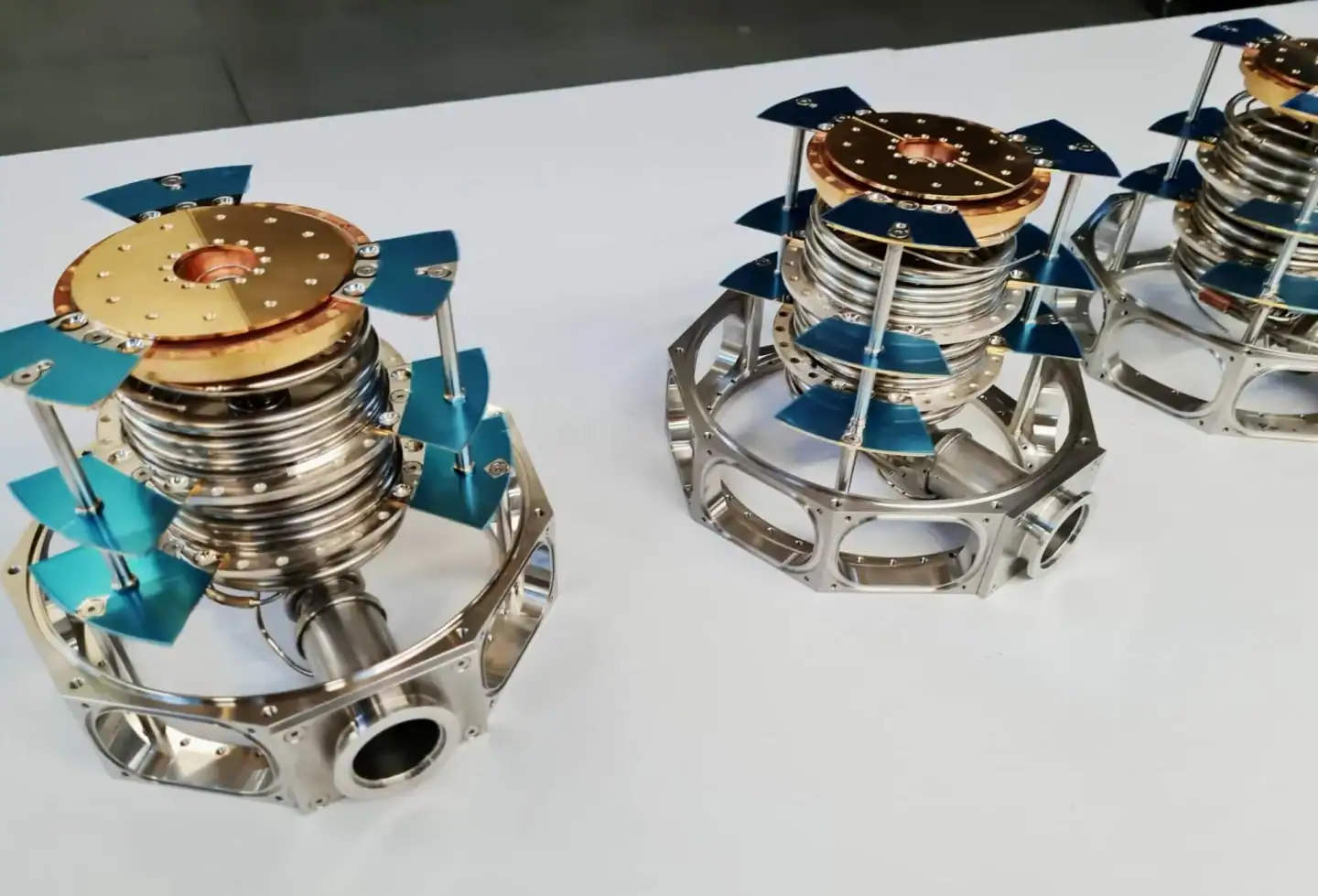 Xometry unterstützt Qinu bei der Fertigung hochtechnologisierter Kühlsysteme für die Industrie und Forschung