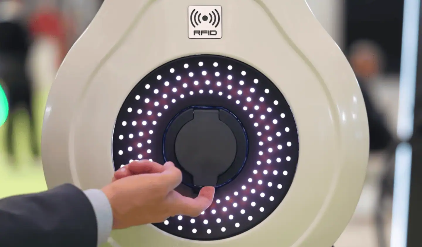 Individuell gefertigte Komponenten für die Round EV-Ladestation dank Xometry
