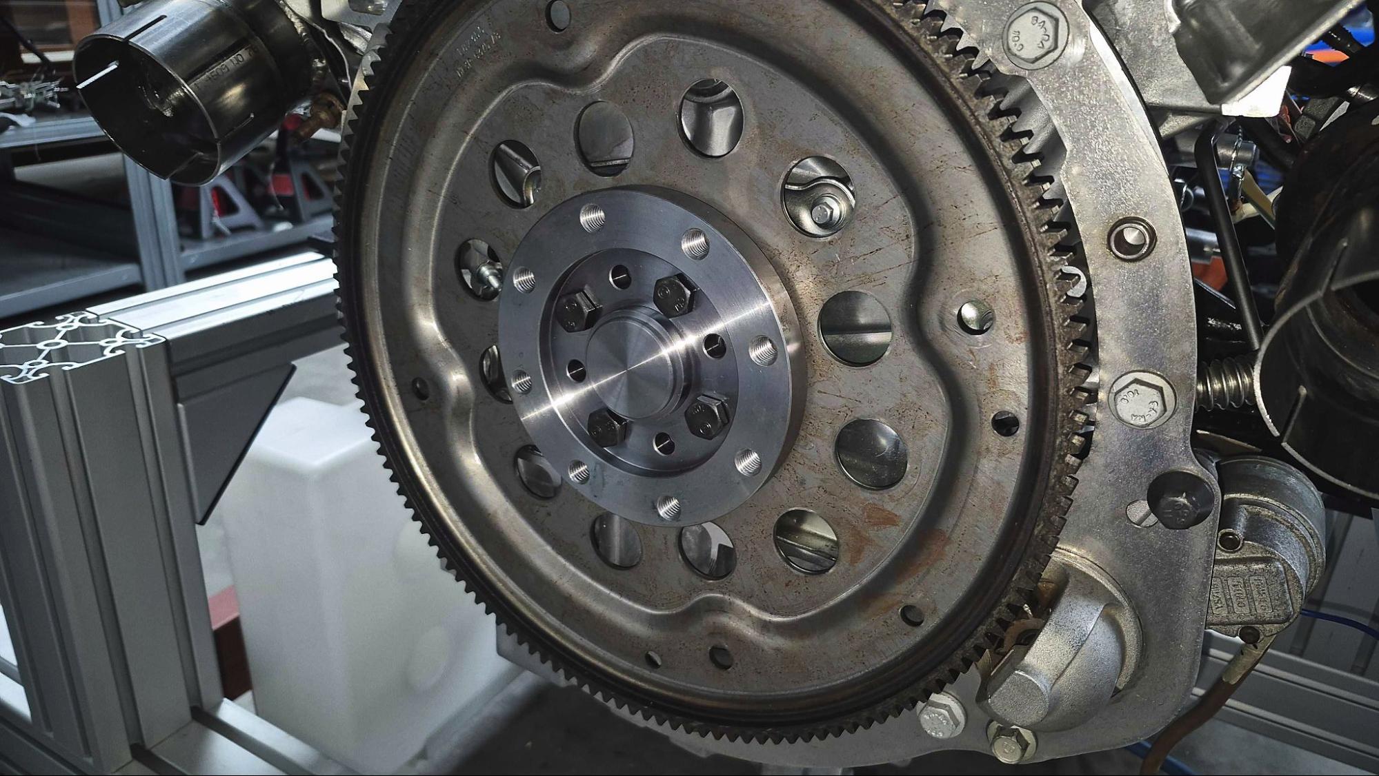 Hydro Team’s V6 engine mounted on the test bench, linked to the dynamometer brake via a custom steel adapter.