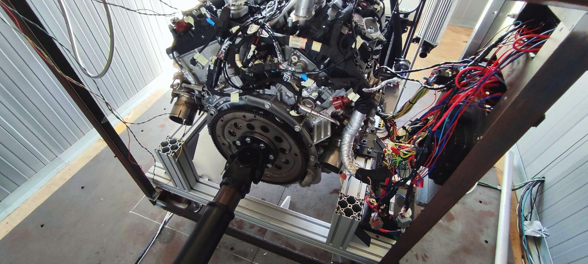 Hydro Team’s V6 engine mounted on the test bench, linked to the dynamometer brake via a custom steel adapter.